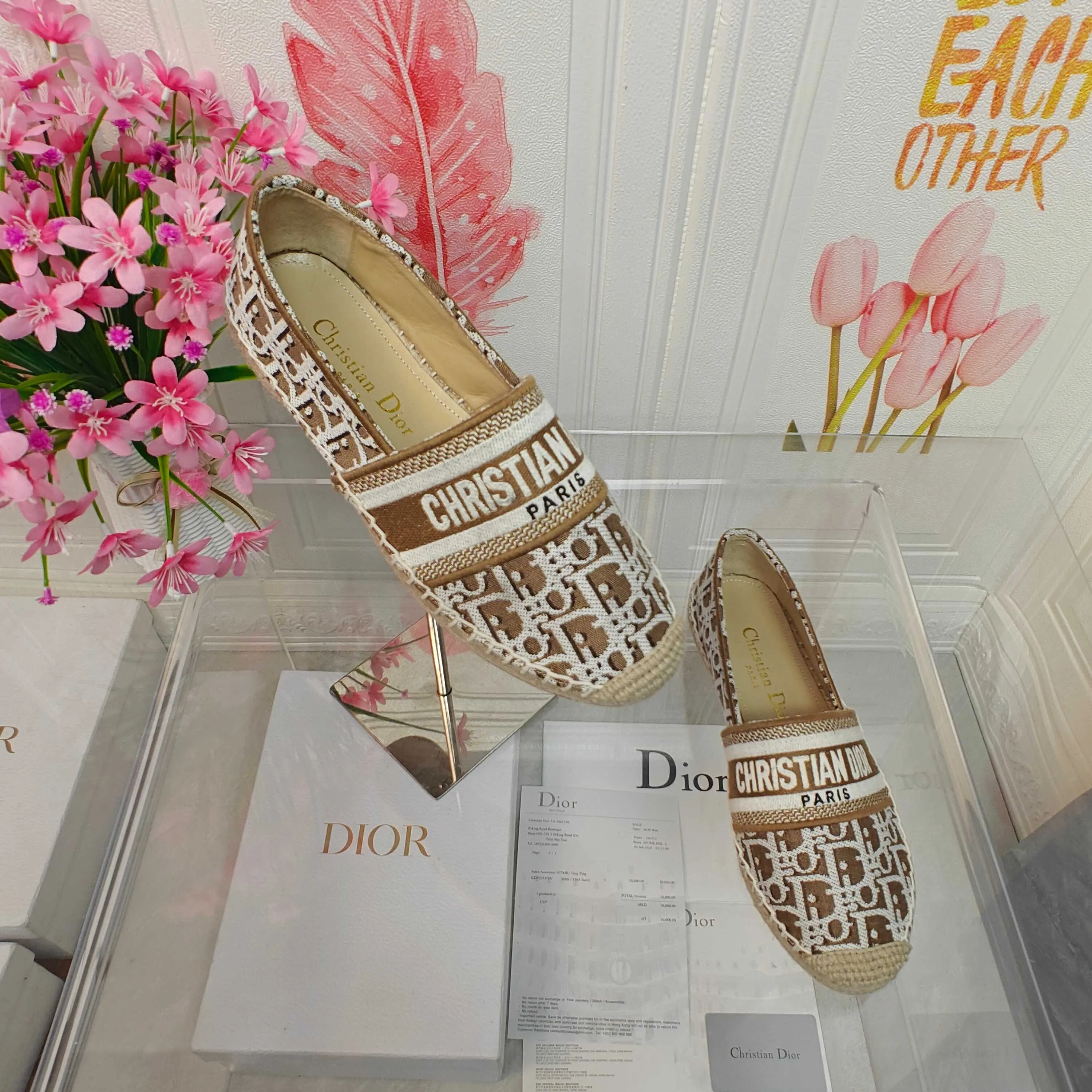 👟👟Ex-factory price 440👟👟 Top quality Dior Granville espadrille embroidery Upper: embroidered with "CHRISTIANDIOR" Craftsmanship: Purely hand-sewn hemp rope outsole Lining: Imported soft and breathable sheep lining with padded feet Code number: 35-40 (customized at 34.41.42) Outsole: Exclusive molded rubber outsole decorated with lucky star symbol